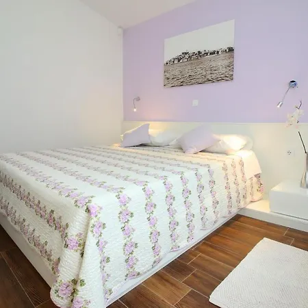 Guest house With A Swimming Pool 16311